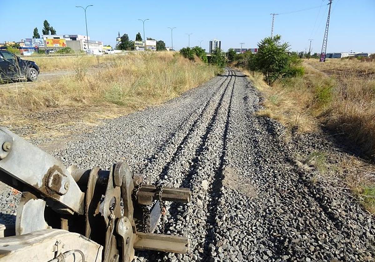 El balasto del lecho ferroviario de la vía de Ariza, una vez retiradas las traviesas y raíles, al borde de la carretera de Madrid.