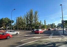 Cruce de la avenida Gloria Fuertes con José Delicado Baeza y Juana de Castilla, antes del acceso al puente de Poniente.