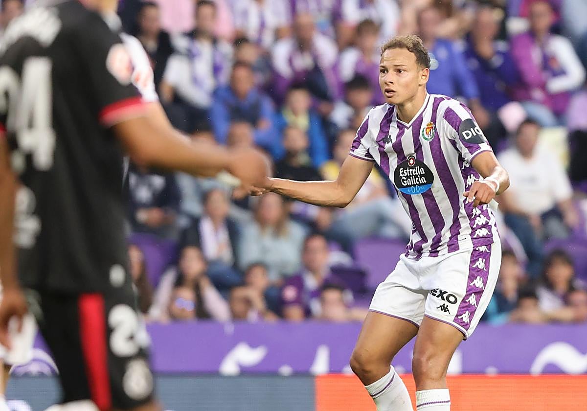 Lachuer se queja tras una acción en el derbi.