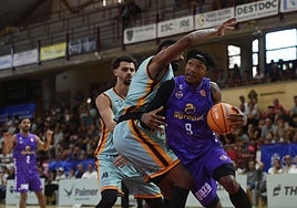 Mathieu Kamba intenta penetrar a canasta defendido por N'Guessan.