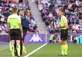 Almada reclama al árbitro las constantes interrupciones y pérdidas de tiempo del rival.