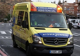 Una ambulancia de Emergencias Sanitarias de Sacyl circula por una calle de Segovia.