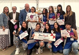 El equipo azul, que ganó el certamen, posa con la chef Palmira Soler (en el centro, arriba) con sus premios.