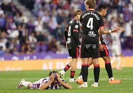 Meseguer se lamenta tras fallar un remate de cabeza ante el leonés Rodri Suárez.