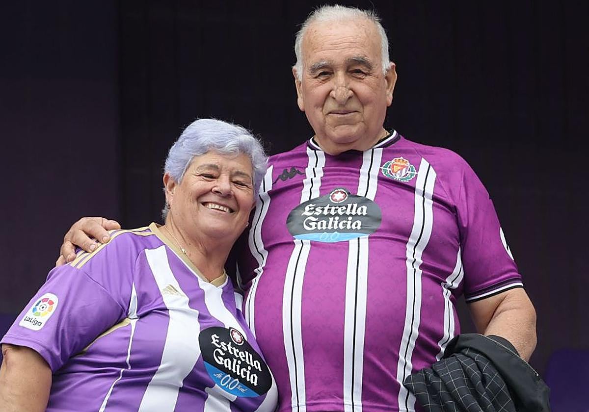 Dos aficionados posan juntos en la grada antes del Real Valladolid-Cultural Leonesa.