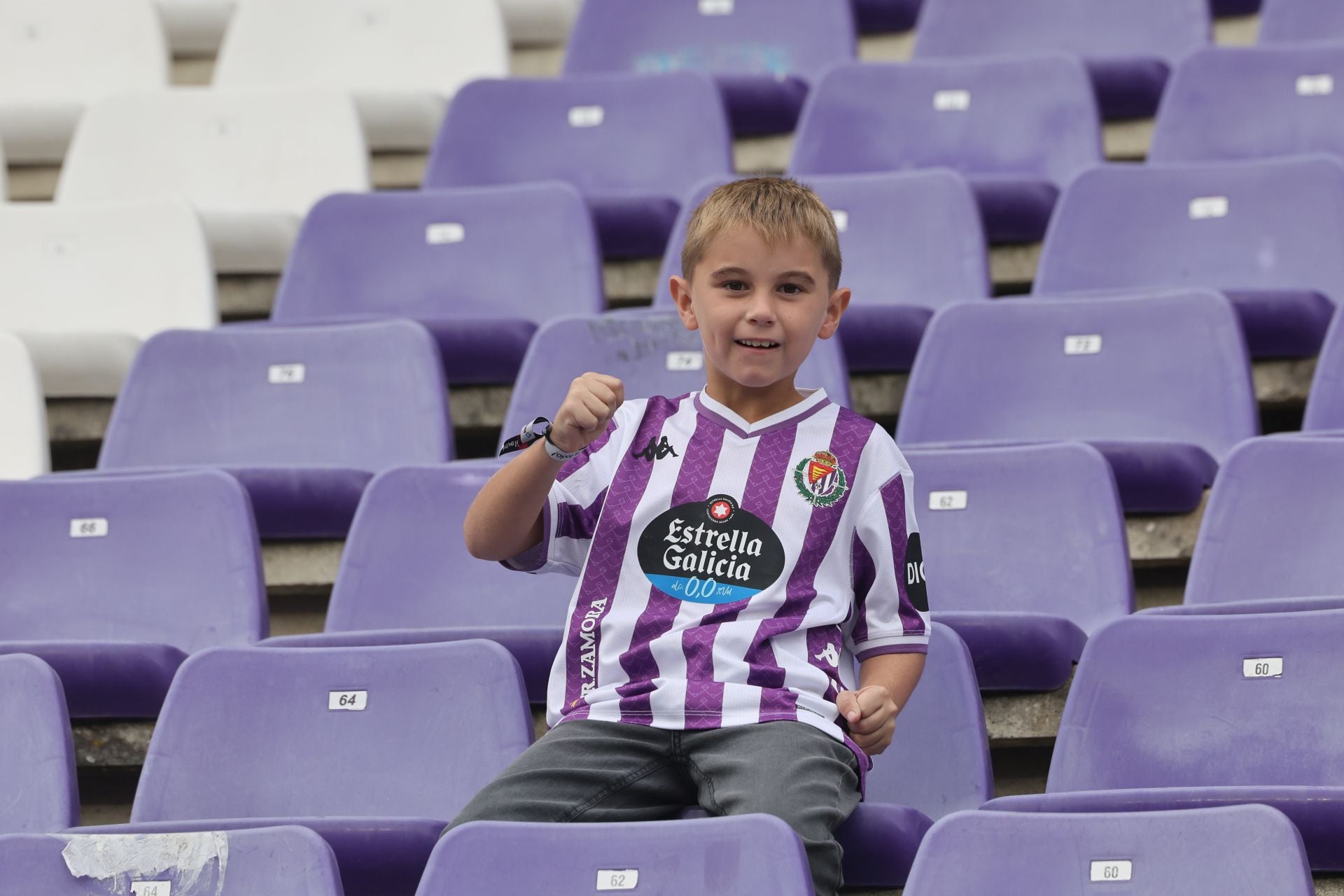Búscate en la grada del Real Valladolid-Cultural Leonesa 1/4