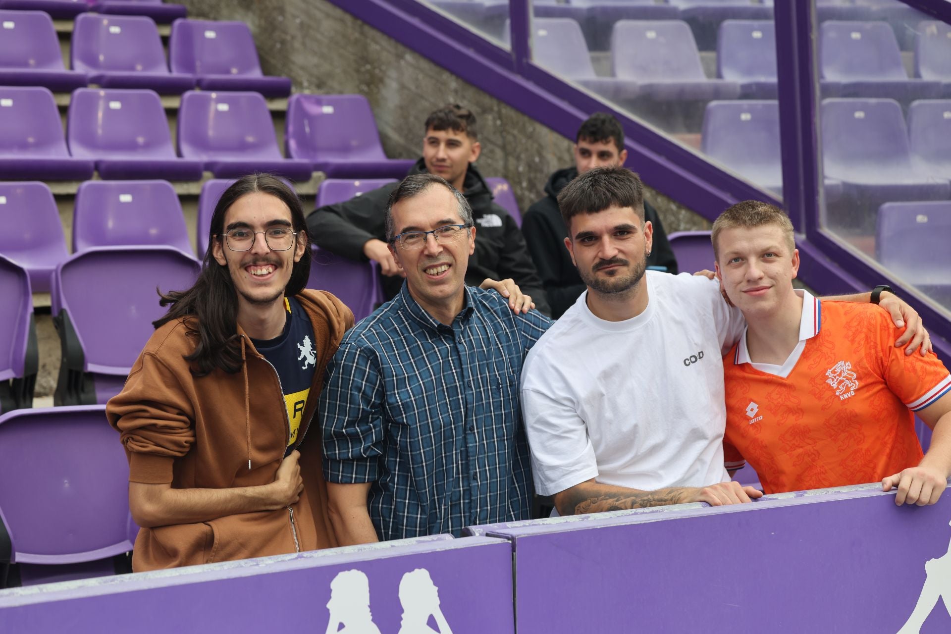 Búscate en la grada del Real Valladolid-Cultural Leonesa 1/4