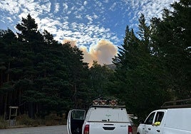 Los vehículos no pueden pasar hacia La Pinilla y Riaza por algunas carreteras que está amenazadas por el fuego.