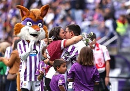 Imagen de la pedida de mano de un aficionado del Pucela a una de la Cultural.