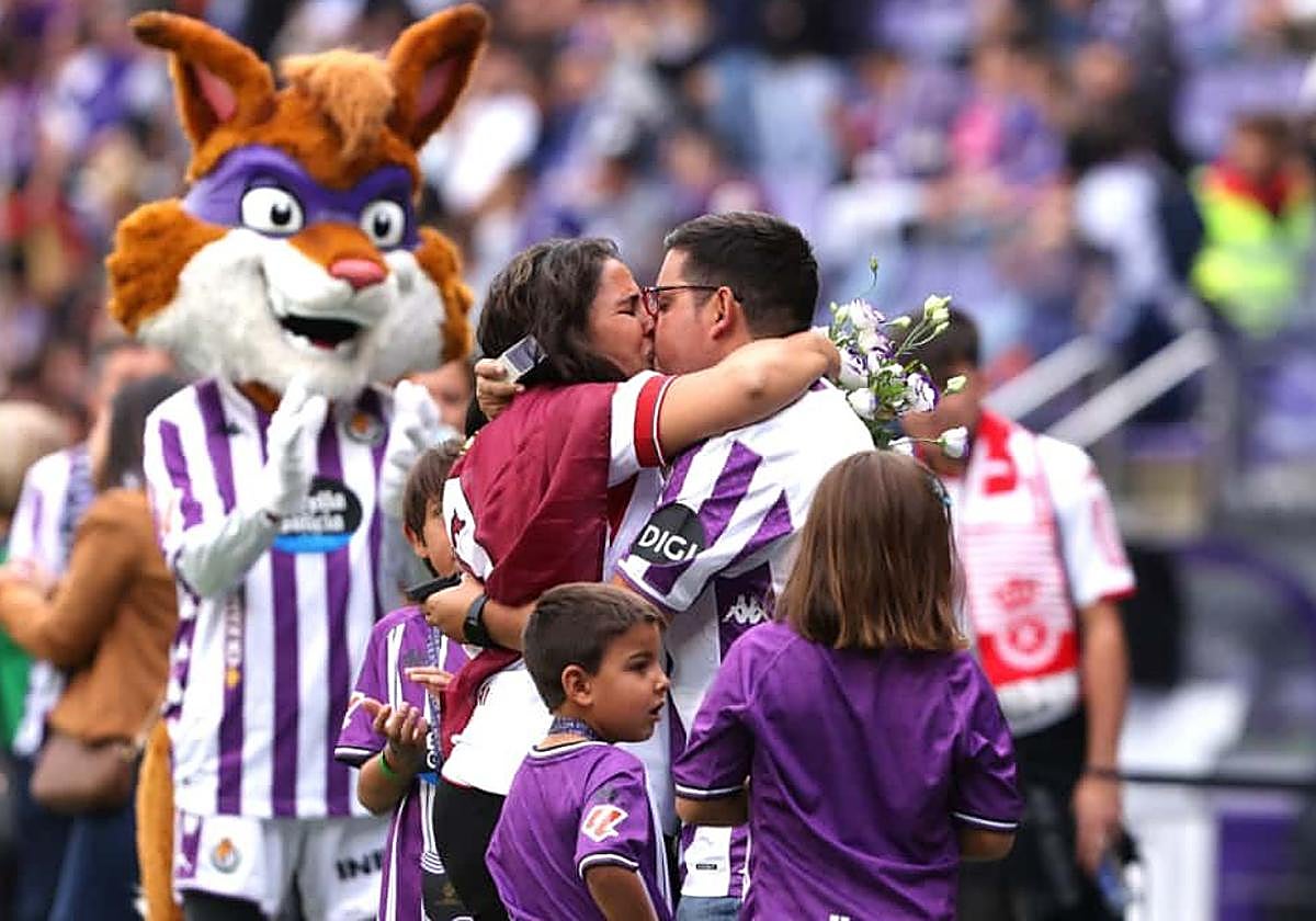 Imagen de la pedida de mano de un aficionado del Pucela a una de la Cultural.