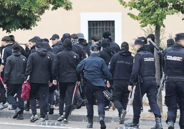 Un amplio despliegue policial conduce a los aficionados de la Cultural a Parquesol tras ser cacheados uno a uno