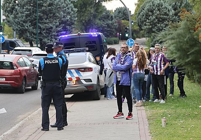 Control policial conjunto del 091 y el 092 en la subida al estadio.