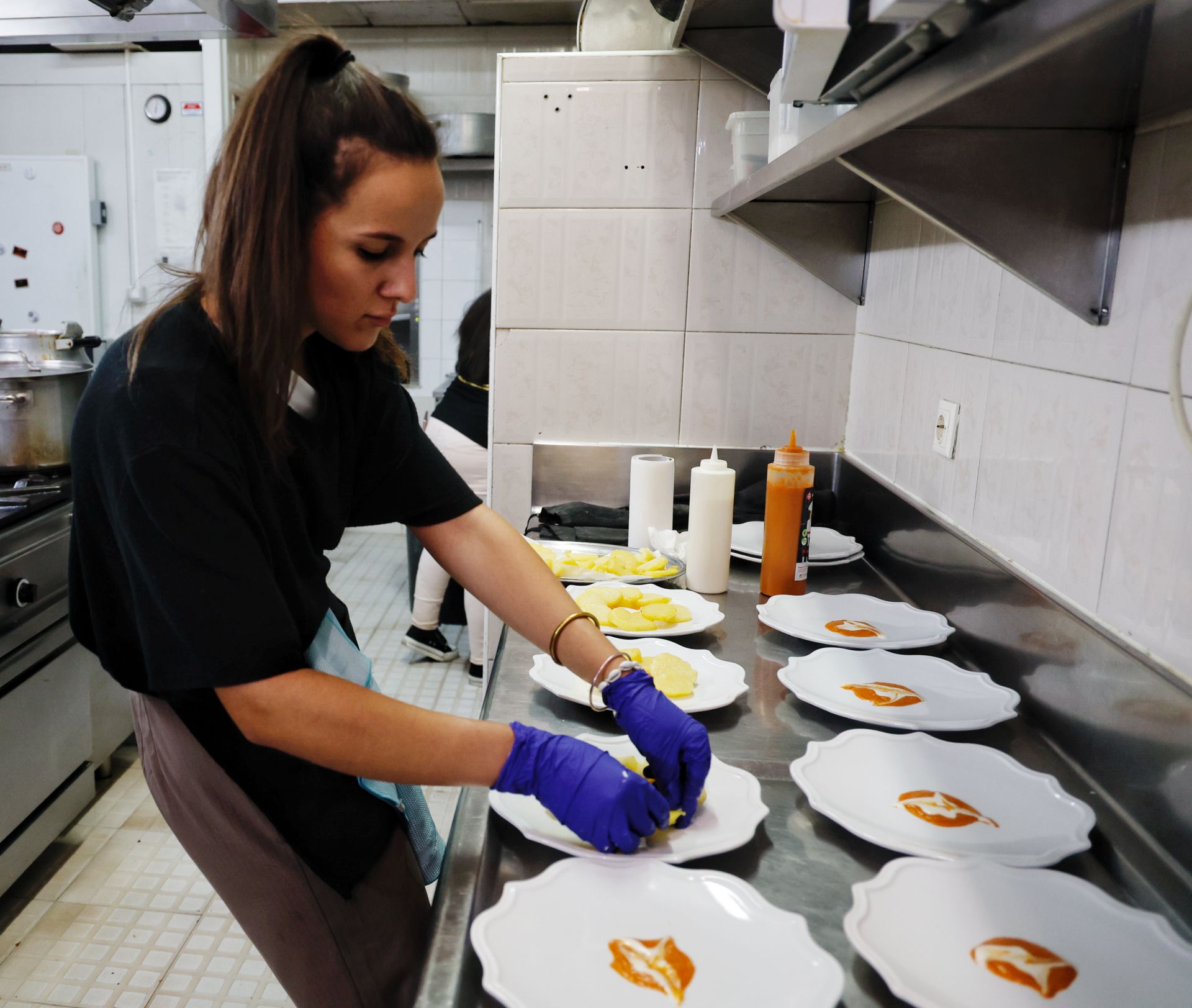 Así se cocina en el Concurso Internacional de Patatas Bravas