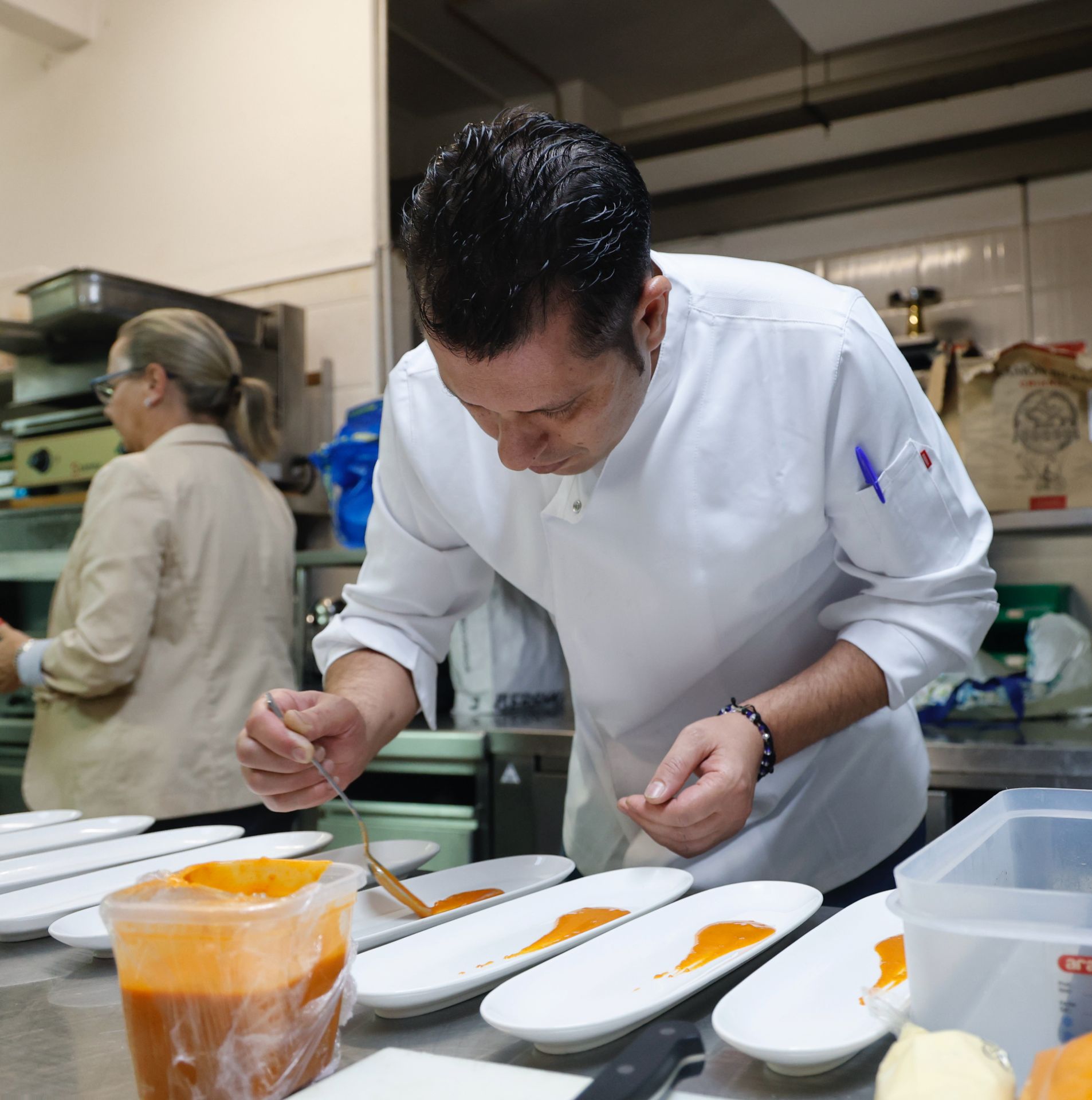 Así se cocina en el Concurso Internacional de Patatas Bravas