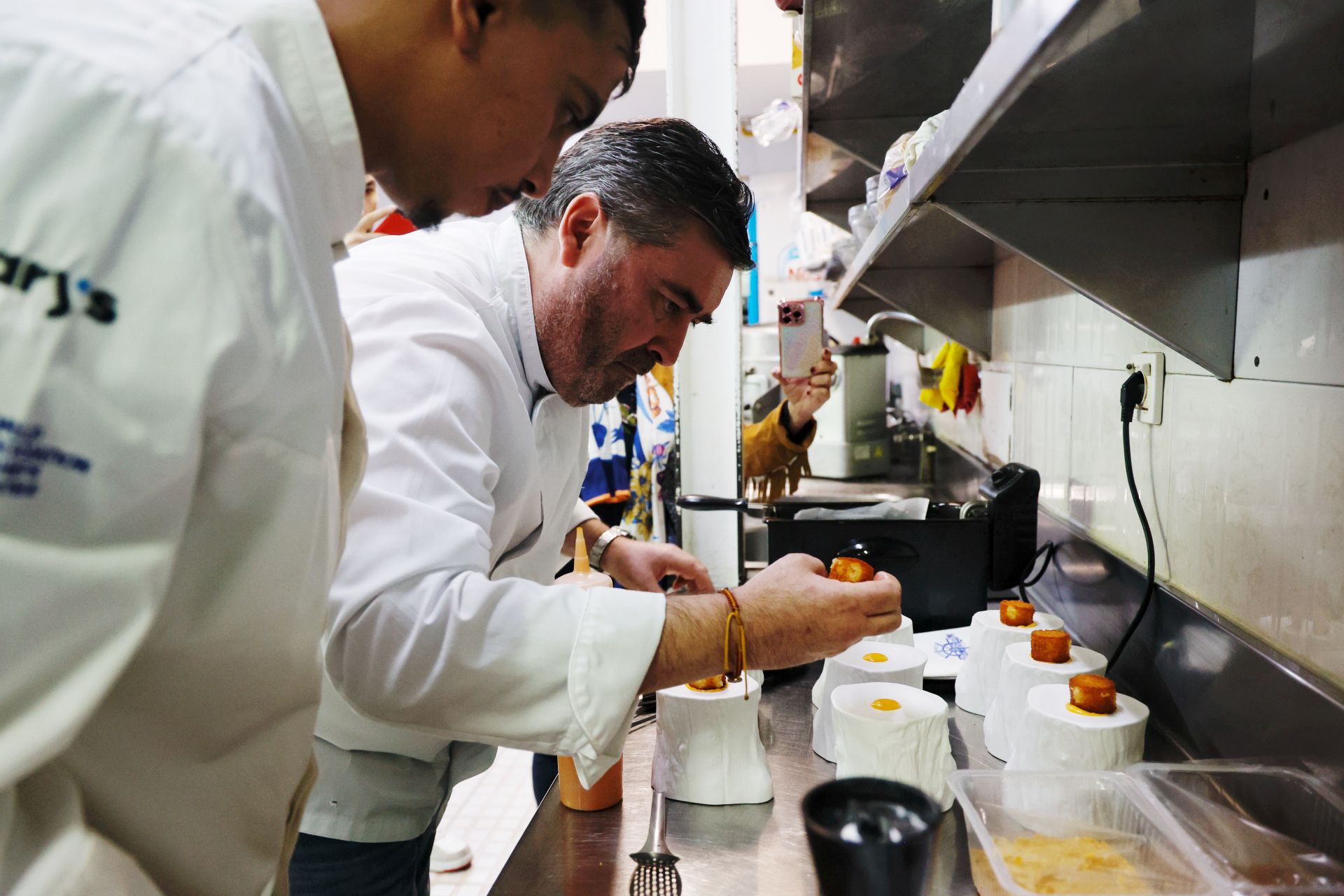 Así se cocina en el Concurso Internacional de Patatas Bravas