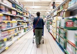 Una persona hace la compra en un supermercado.