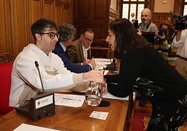 El concejal de IU-Podemos, Rodrigo San Martín, conversa con la alcaldesa, Miriam Andrés.