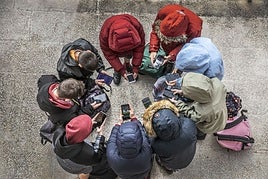 Un grupo de escolares navega por Internet y las redes sociales.