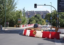 Aspecto del acceso al puente de Poniente este lunes.