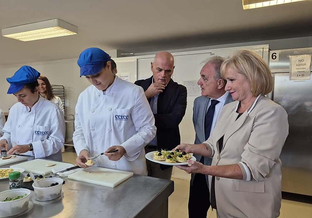 La consejera de Industria, Comercio y Empleo, este lunes en su visita a la Fundación Cetecé, junto al delegado de la Junta y el presidente de la entidad.