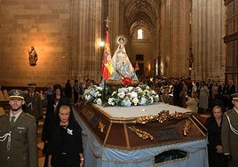 Procesión de despedida a la Virgen de Fuencisla en el interior de ,a Catedral de Segovia.