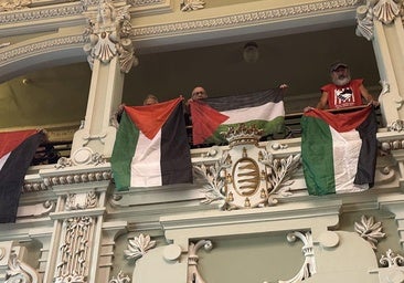 Manifestantes con banderas de Palestina interrumpen el pleno del Ayuntamiento de Valladolid