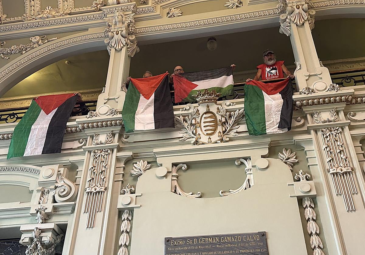 Momento en el que un grupo de vallisoletanos despliega banderas de Palestina.