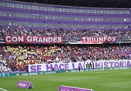 Pancartas en el derbi ante la Cultural con uno de los versos que forman parte del himno del Real Valladolid.