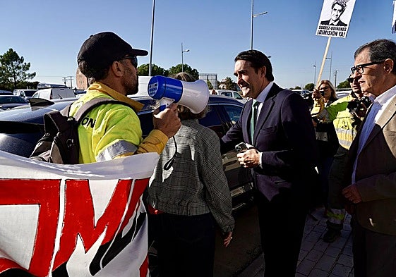 Concentración de operarios forestales durante la visita del consejero de Medio Ambiente a Villadangos del Páramo.