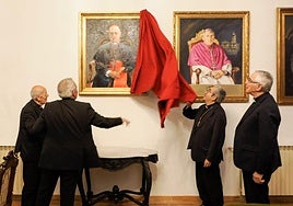 Entrega del retrato al cardenal Ricardo Blázquez.