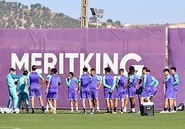 Almada charla con los jugadores antes del inicio del entrenamiento de este martes.