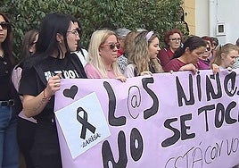 Protesta por el asesinato en Almería de dos niños a manos de su padre.
