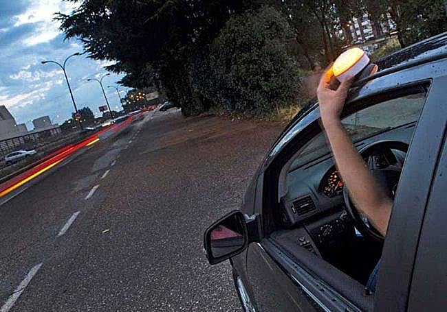 Baliza luminosa V-16, en imagen de archivo.