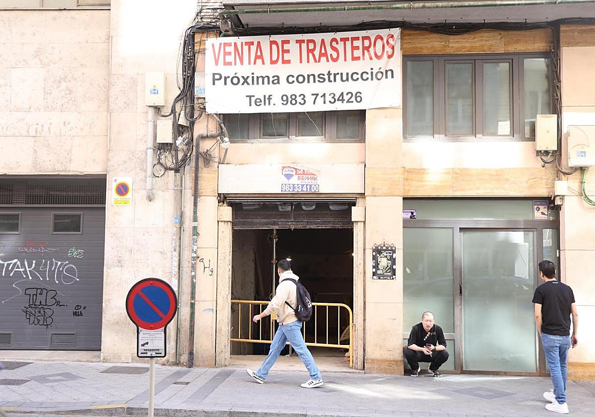 La entrada a la antigua sala Cabana en la calle Felipe II, que se reconvertirá en trasteros.
