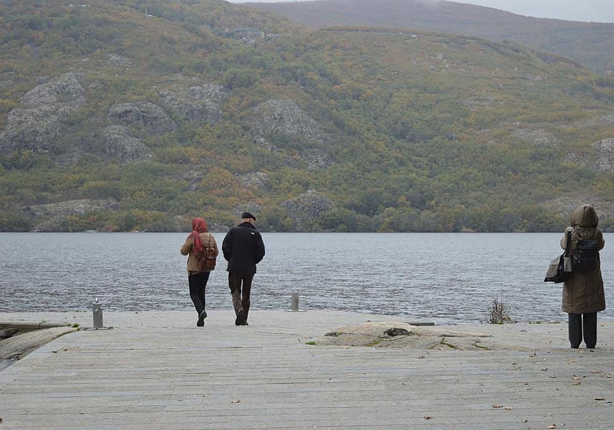 Paseantes por la zona del Lago de Sanabria, en Zamora.