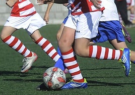 Niños jugando al fútbol en una imagen de archivo.