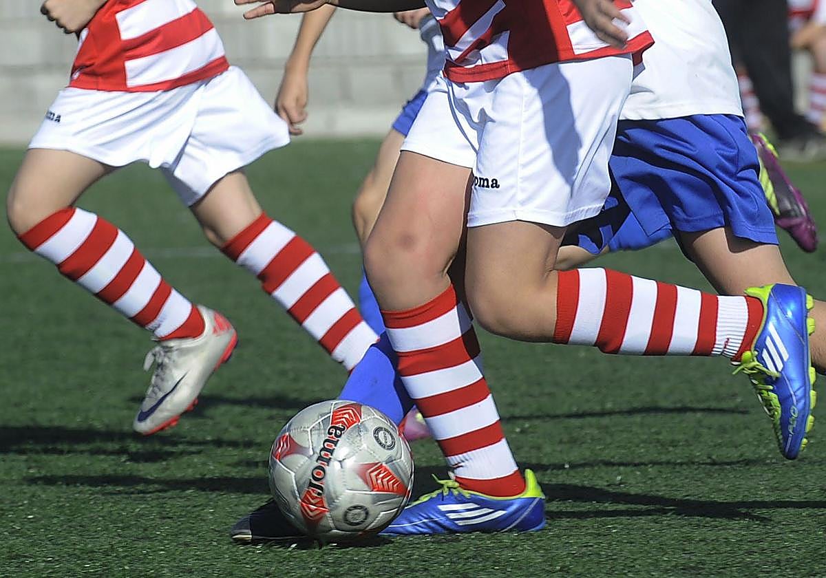 Niños jugando al fútbol en una imagen de archivo.