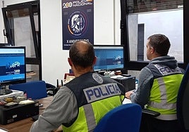 Dos agentes investigan en la Comisaría.