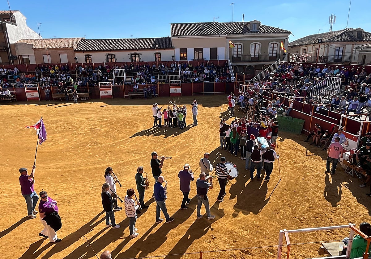 El día de las peñas se inició con el popular despejen alrededor de la plaza de toros