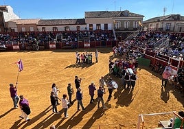 El día de las peñas se inició con el popular despejen alrededor de la plaza de toros