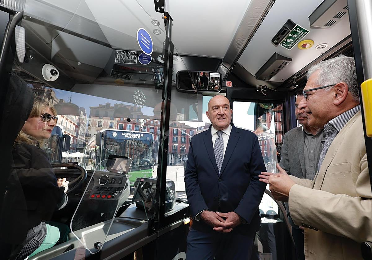 El alcalde y el gerente de Auvasa charlan con una chófer en uno de los nuevos autobuses articulados.