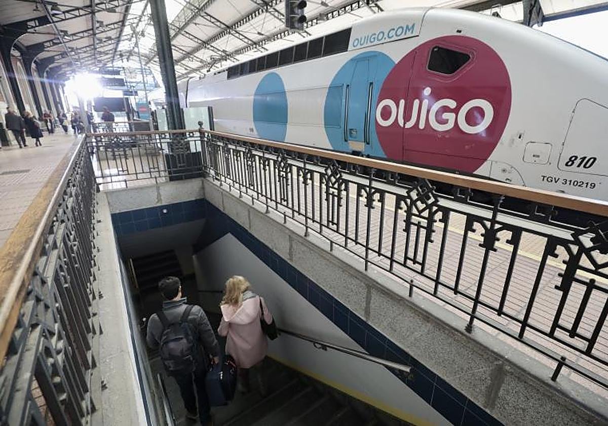 Un tren del operador privado Ouigo en la estación de Campo Grande de Valladolid.