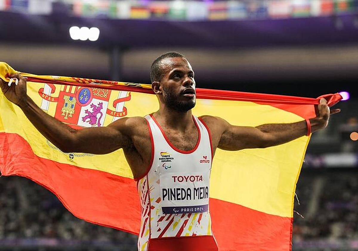Pineda celebra el oro del Mundial en la India.