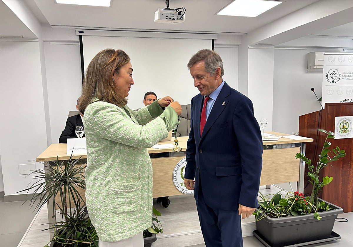 La consejera de Agricultura, María González Corral y el nuevo presidente del consejo autonómico de veterinarios, Rufino Álamo.