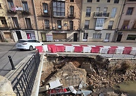 Aspecto del derrumbe en la zona adyacente al puente.