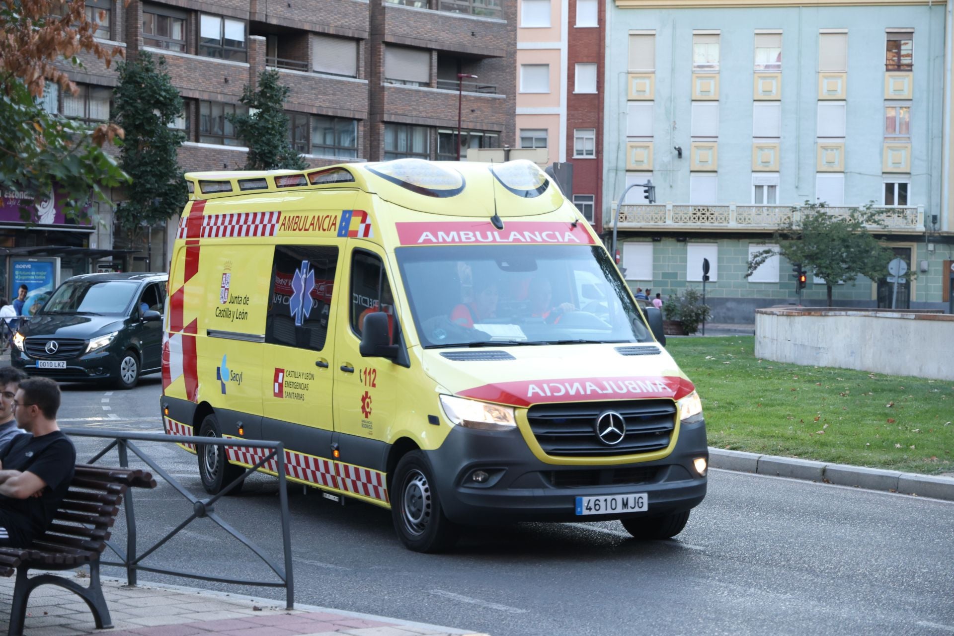 Ambulancia en la que ha sido trasladado el hombre al hospital.