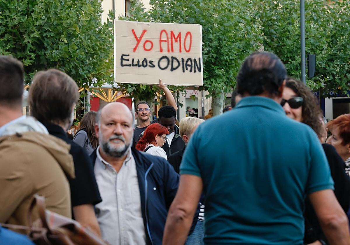 Así ha sido la concentración contra las agresiones homófobas en Palencia