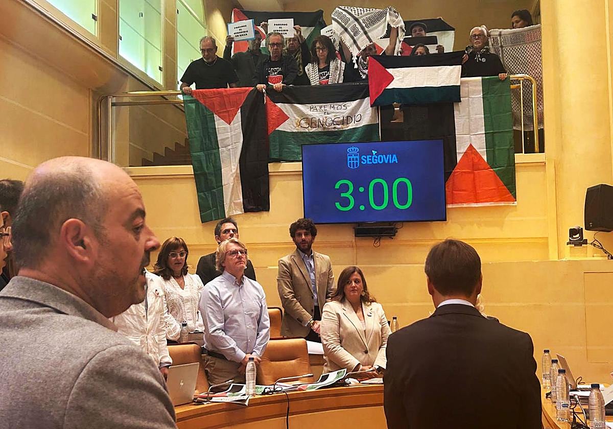 Momento de la protesta en el pleno del pasado viernes.