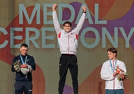 El segoviano salta de alegría sobre el podio.