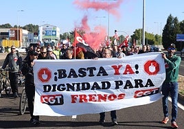 Los trabajadores de Frenos y Conjuntos en la avenida de Burgos de Valladolid esta mañana.